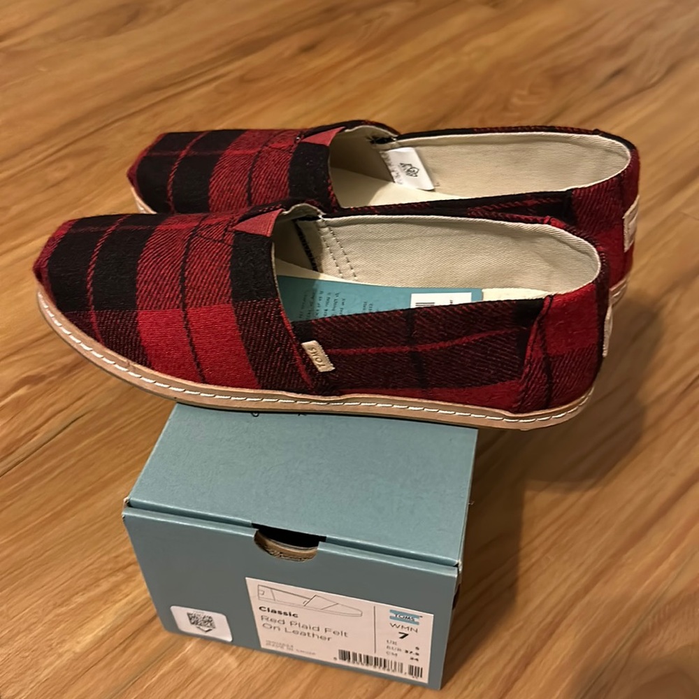 New Tom’s Red Plaid Felt on Leather Women’s Size 7 NEW